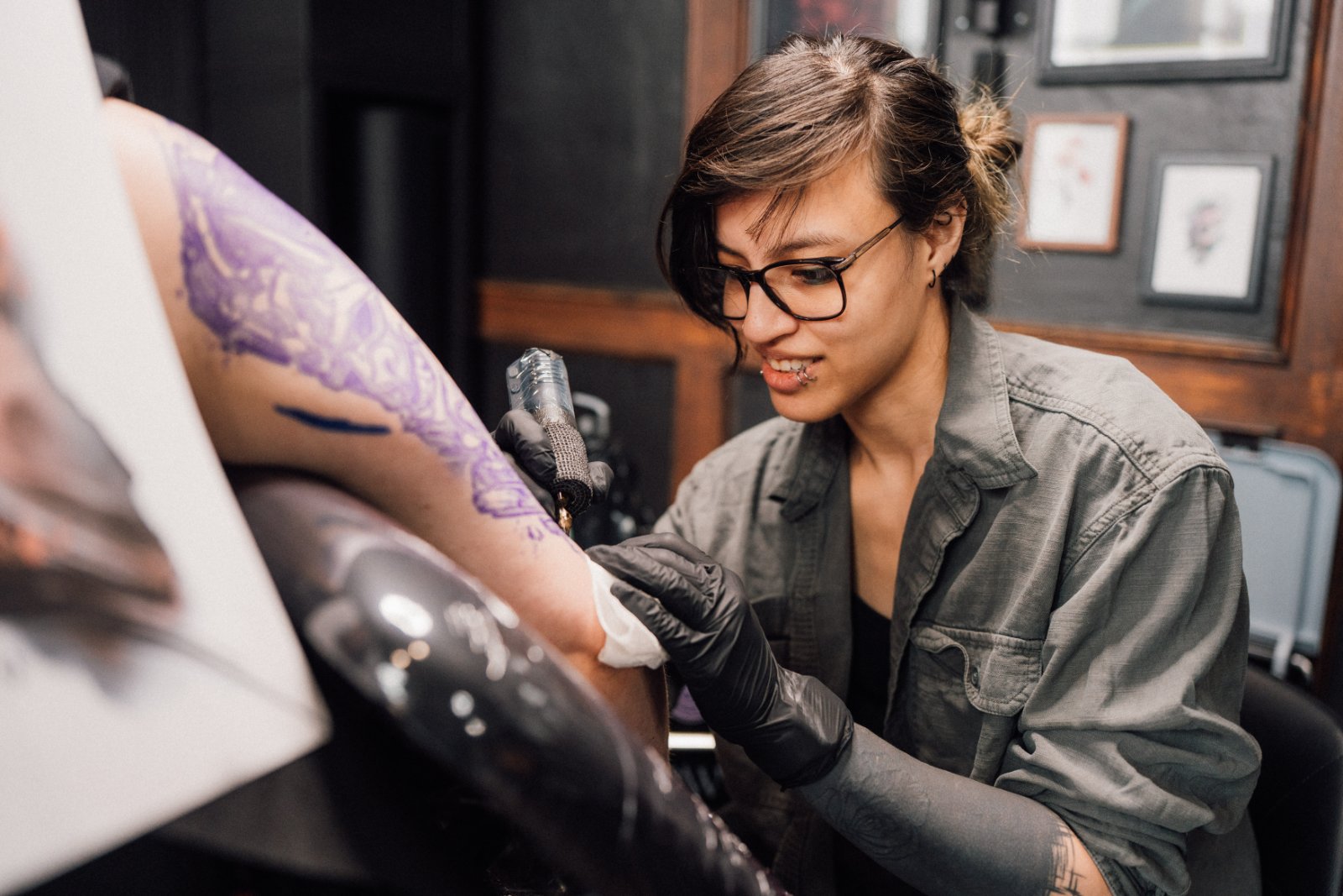 Kimmi Gayle tattooing a client at The Grey Heron studio, Derby